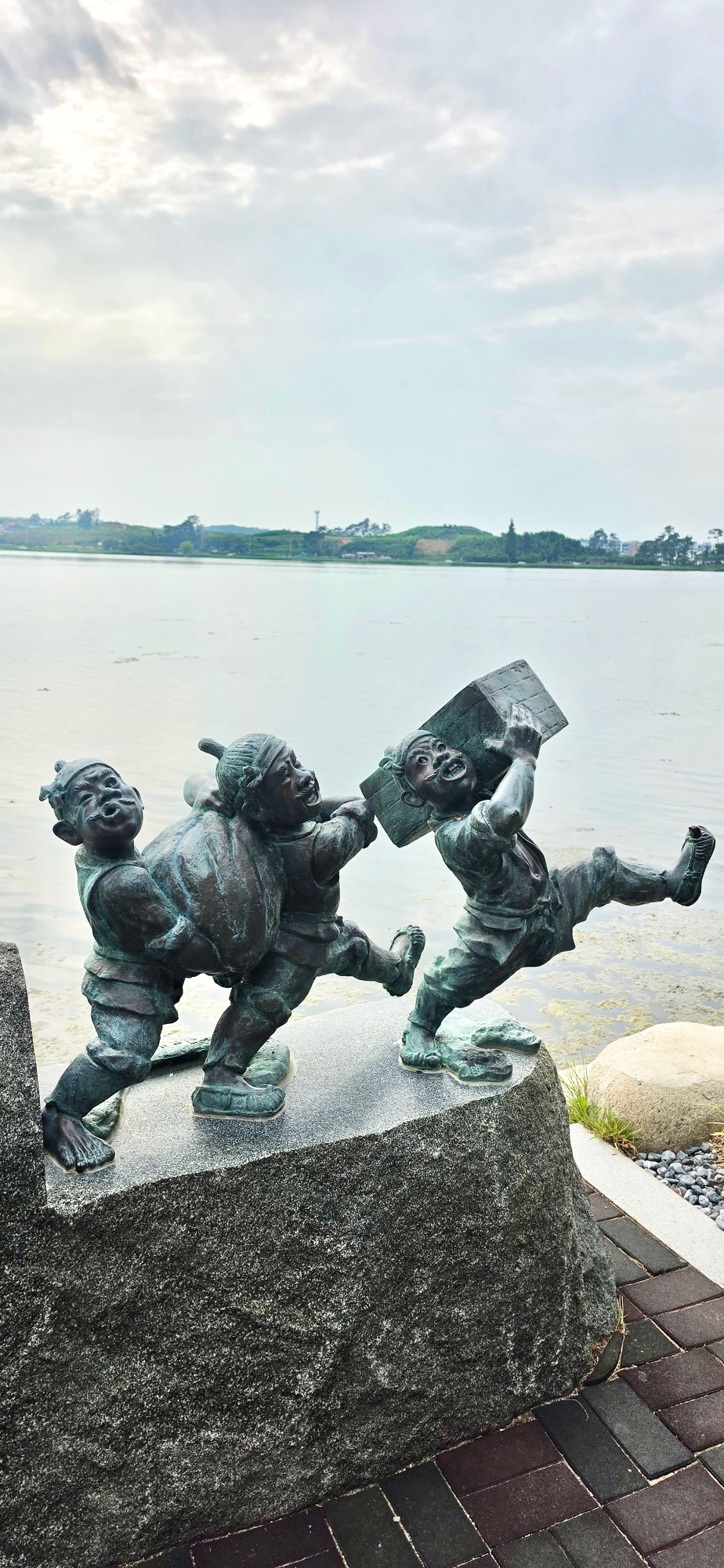 At Gyeongpo Lake, I Didn't Spend Much Time Looking at the Lake